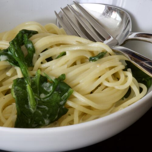 Spinatspaghetti mit Knoblauch-Zwiebel-Sauce